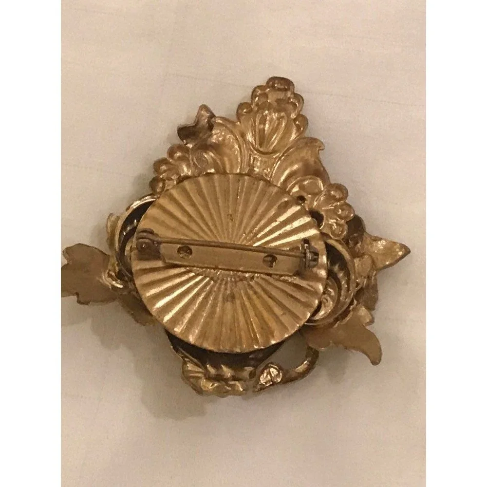 Unique, 3D Gold tone Broach